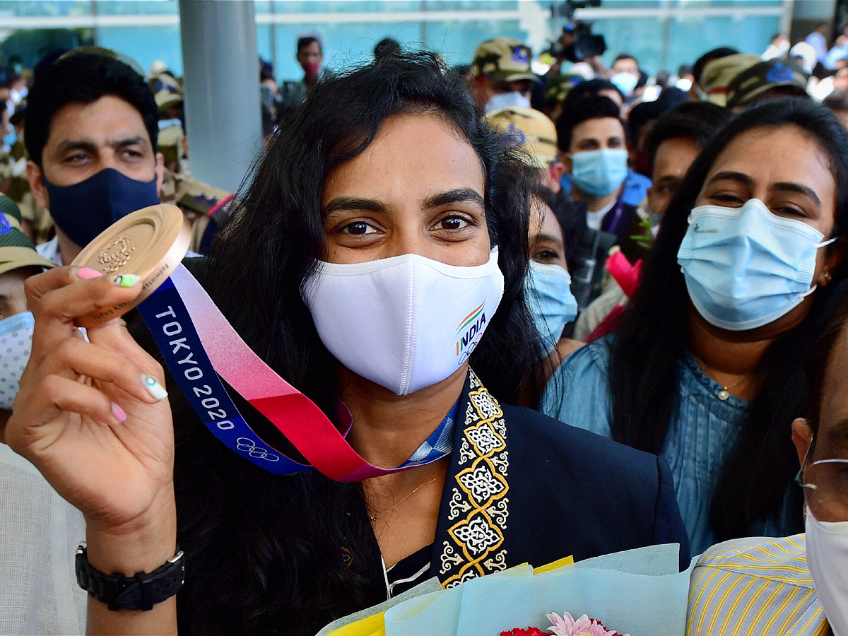 PV Sindhu receives grand welcome at Delhi airport Photo Gallery - Sakshi7