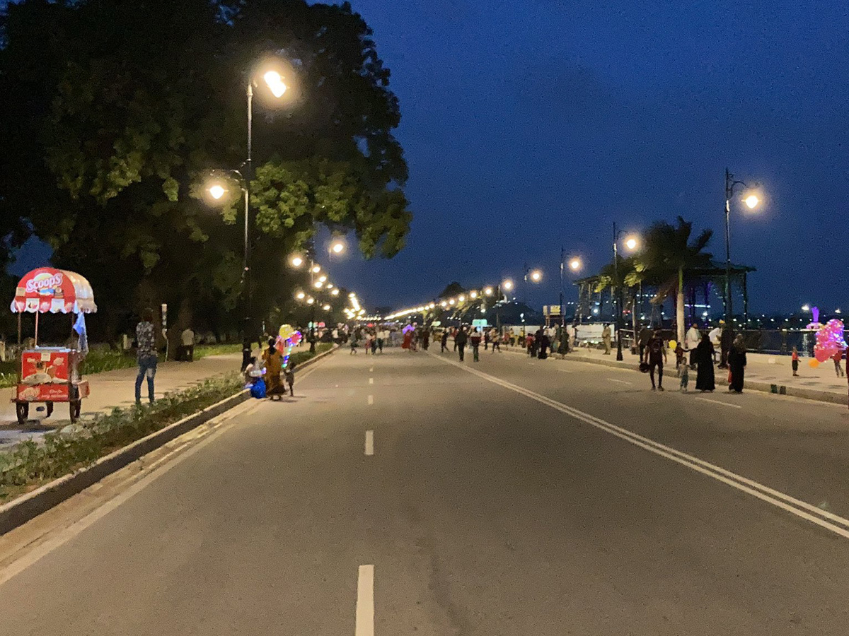 Hyderabadis enjoy Sunday on traffic free Tank Bund - Sakshi15
