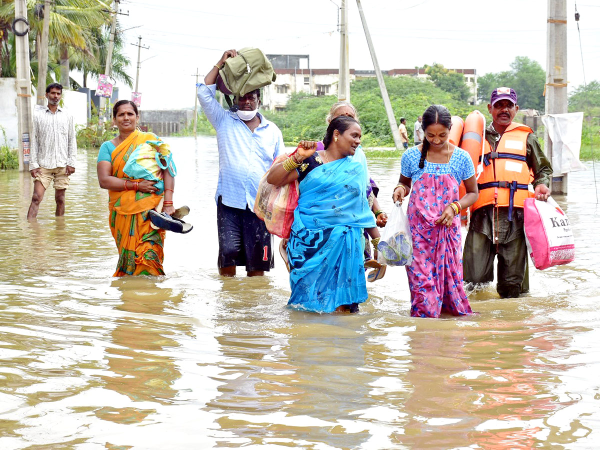 Heavy rains in Telangana Photo Gallery - Sakshi17