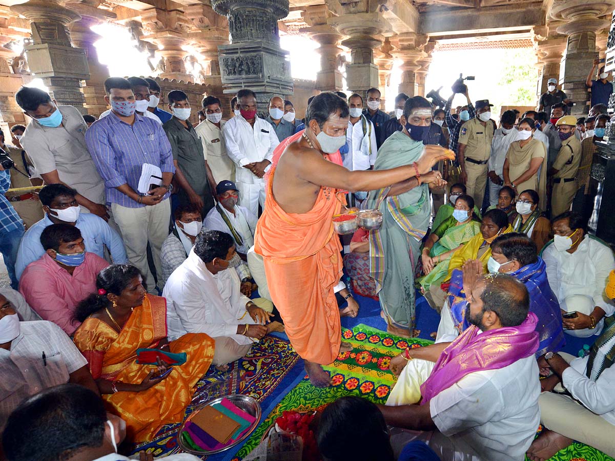 Telangana ministers visit UNESCO recognized Ramappa Temple Photo Gallery - Sakshi3