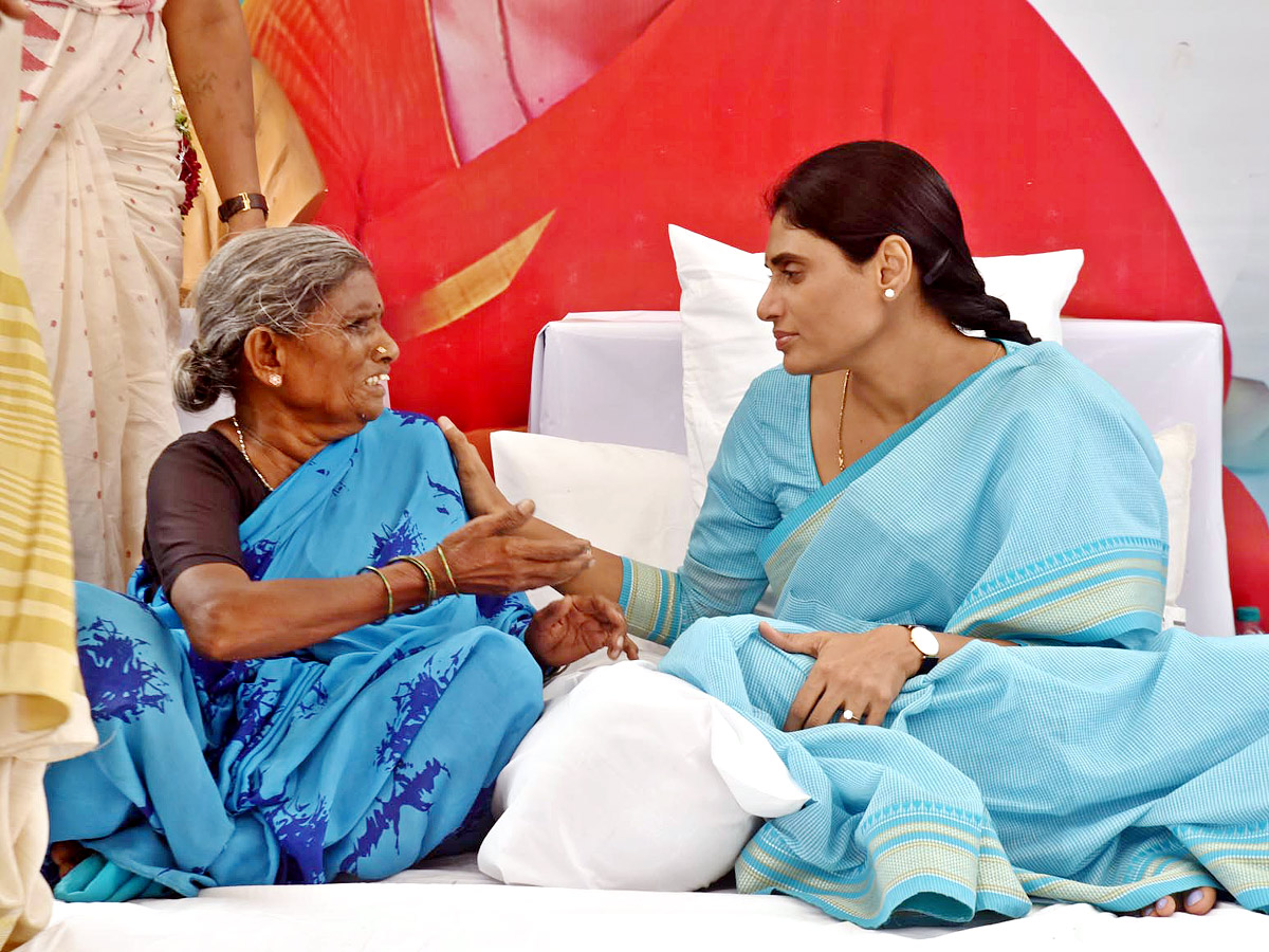 YS Sharmila holds hunger strike against unemployment - Sakshi1