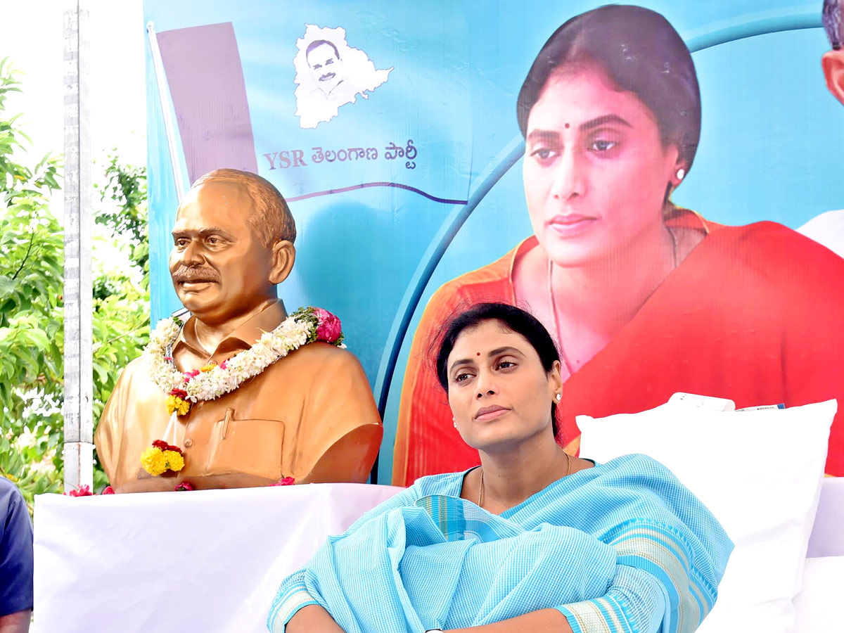 YS Sharmila holds hunger strike against unemployment - Sakshi11