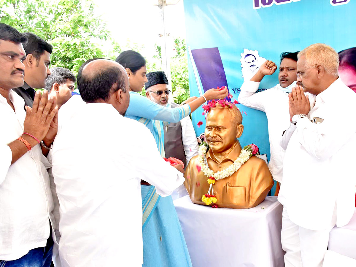 YS Sharmila holds hunger strike against unemployment - Sakshi13