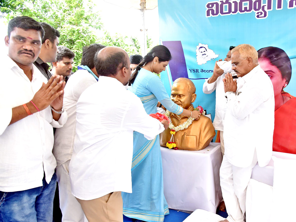 YS Sharmila holds hunger strike against unemployment - Sakshi14