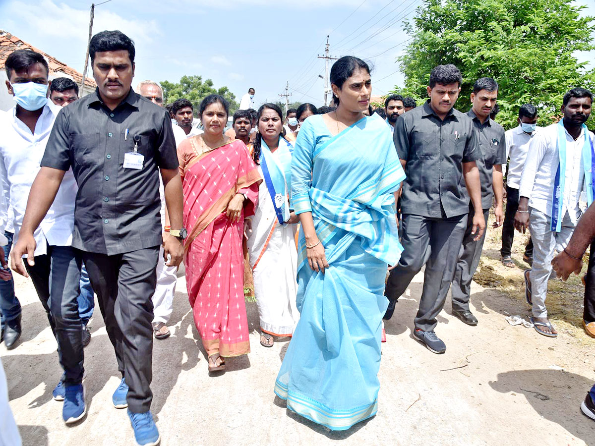 YS Sharmila holds hunger strike against unemployment - Sakshi15