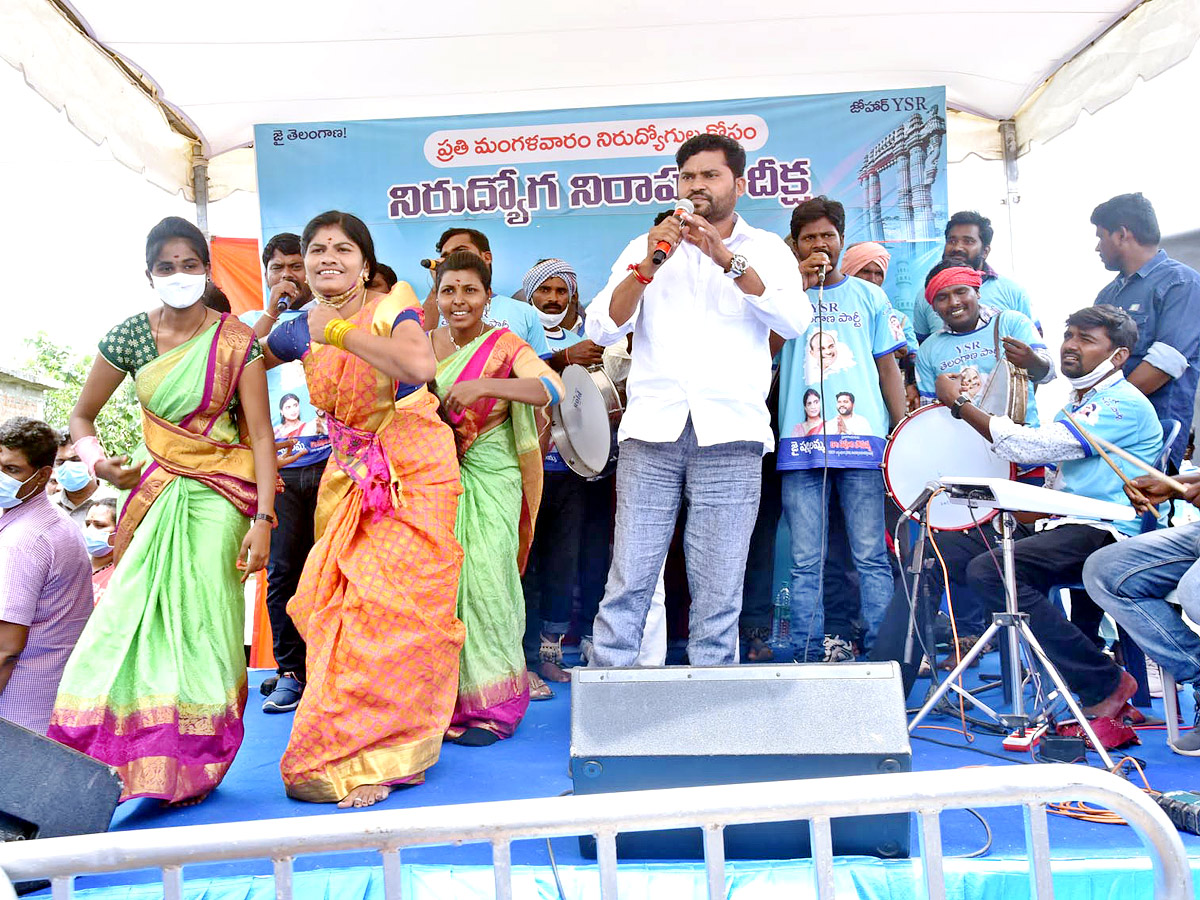 YS Sharmila holds hunger strike against unemployment - Sakshi16