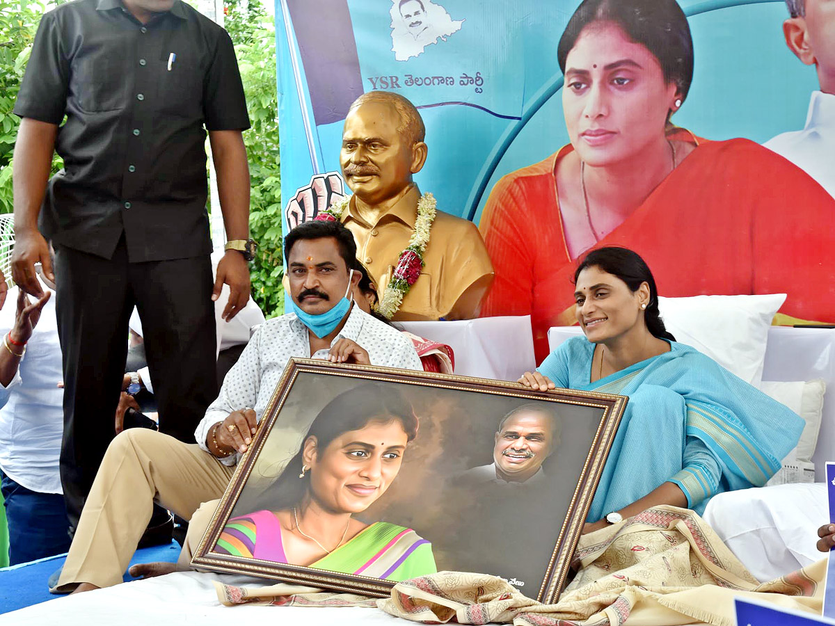 YS Sharmila holds hunger strike against unemployment - Sakshi17