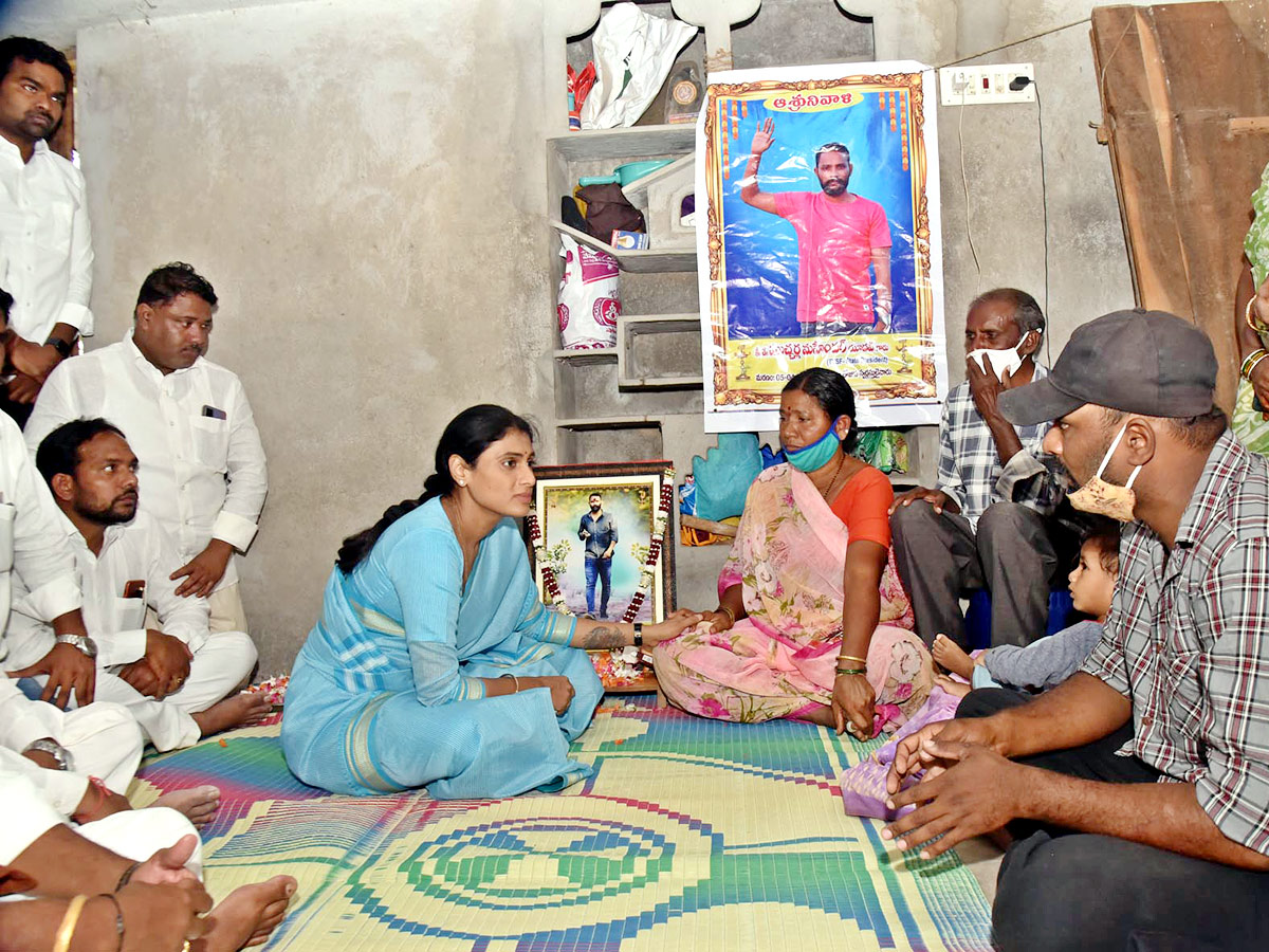 YS Sharmila holds hunger strike against unemployment - Sakshi19