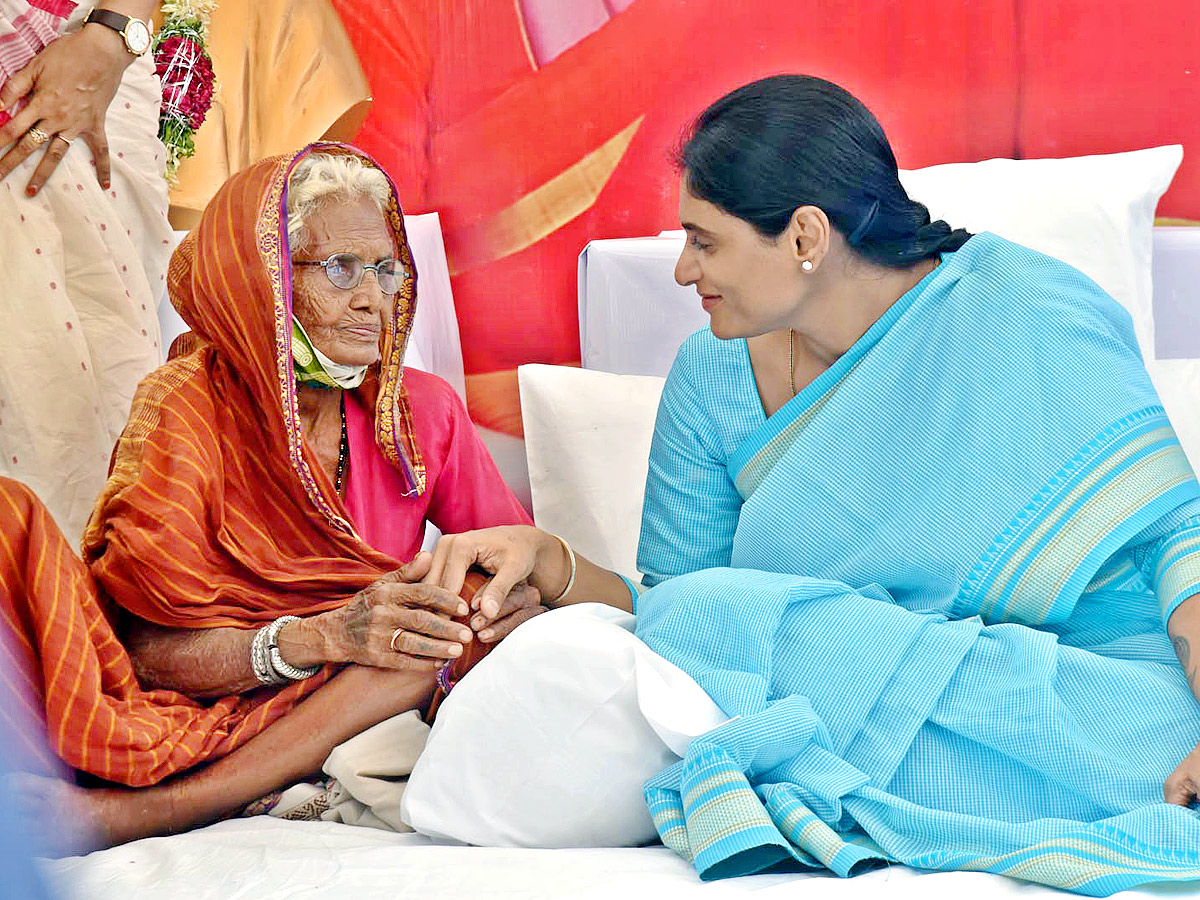 YS Sharmila holds hunger strike against unemployment - Sakshi2