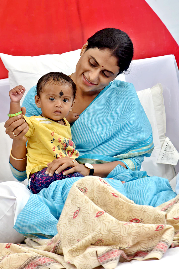 YS Sharmila holds hunger strike against unemployment - Sakshi22