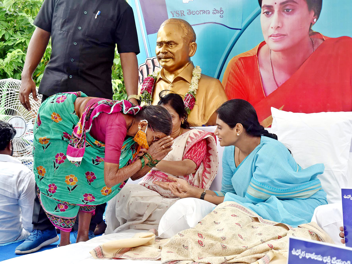 YS Sharmila holds hunger strike against unemployment - Sakshi3