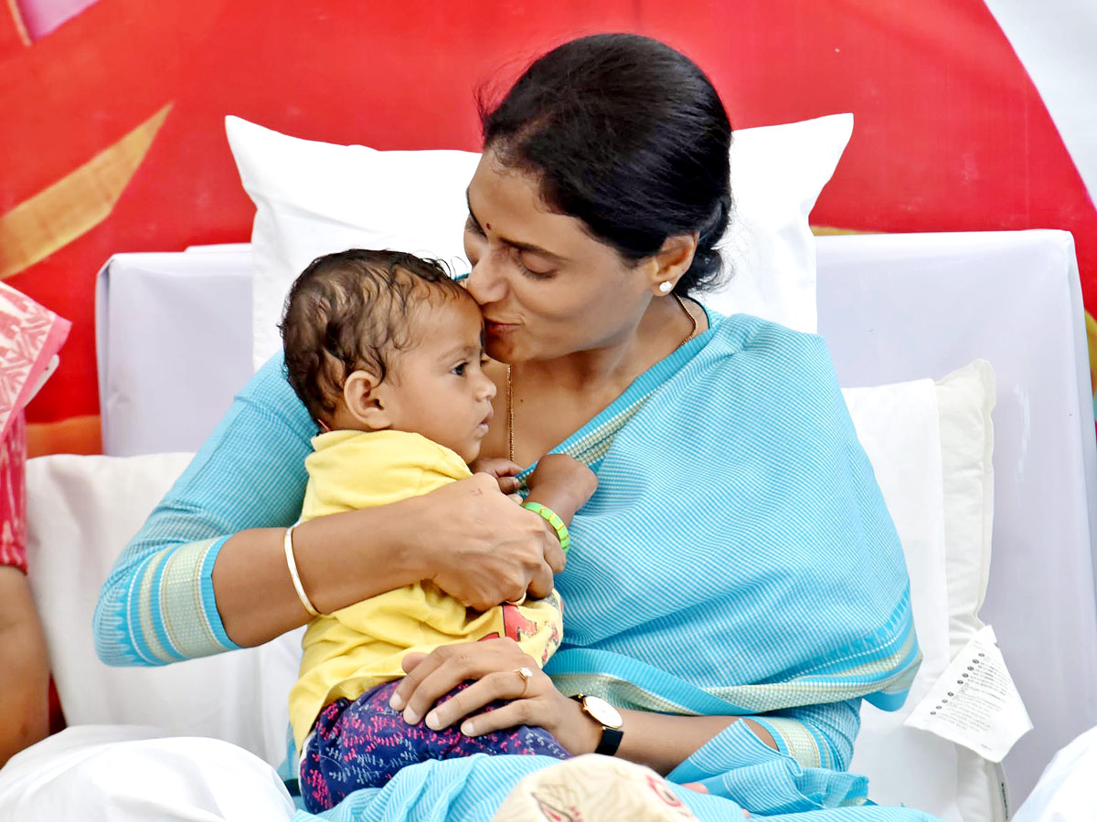 YS Sharmila holds hunger strike against unemployment - Sakshi4