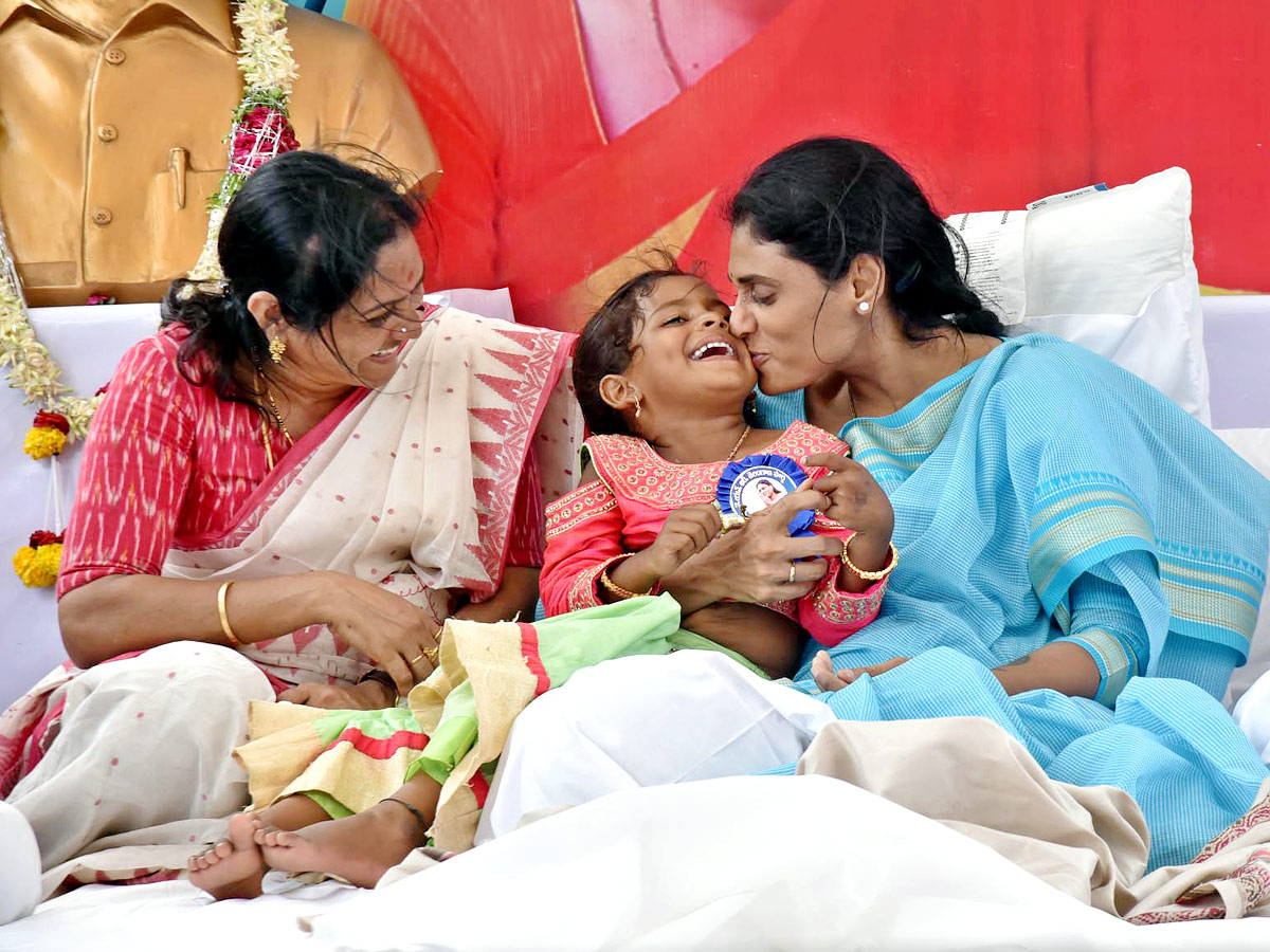 YS Sharmila holds hunger strike against unemployment - Sakshi5