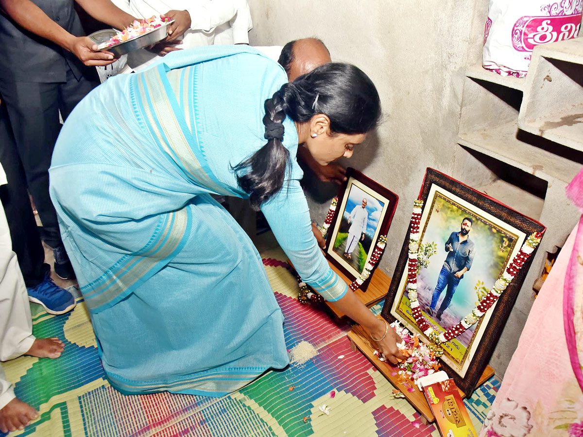 YS Sharmila holds hunger strike against unemployment - Sakshi6