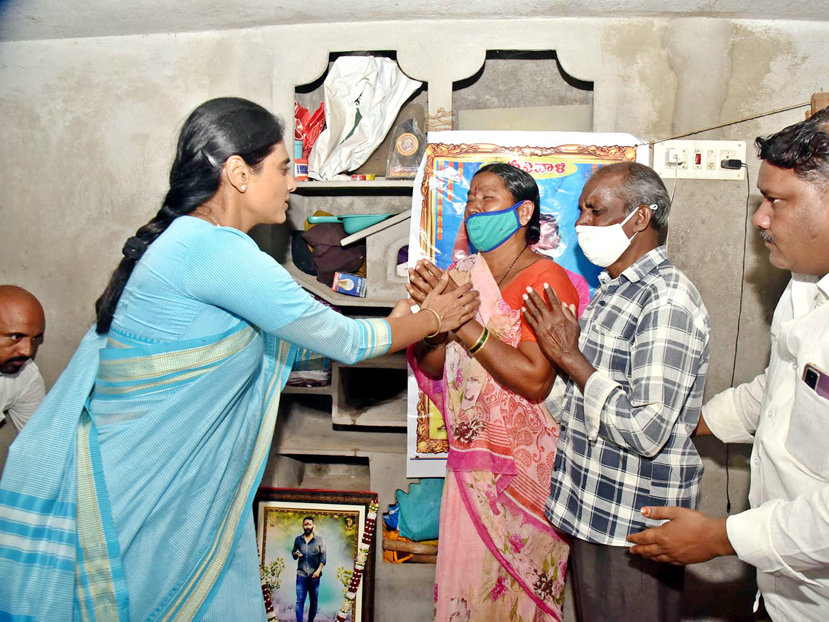 YS Sharmila holds hunger strike against unemployment - Sakshi7