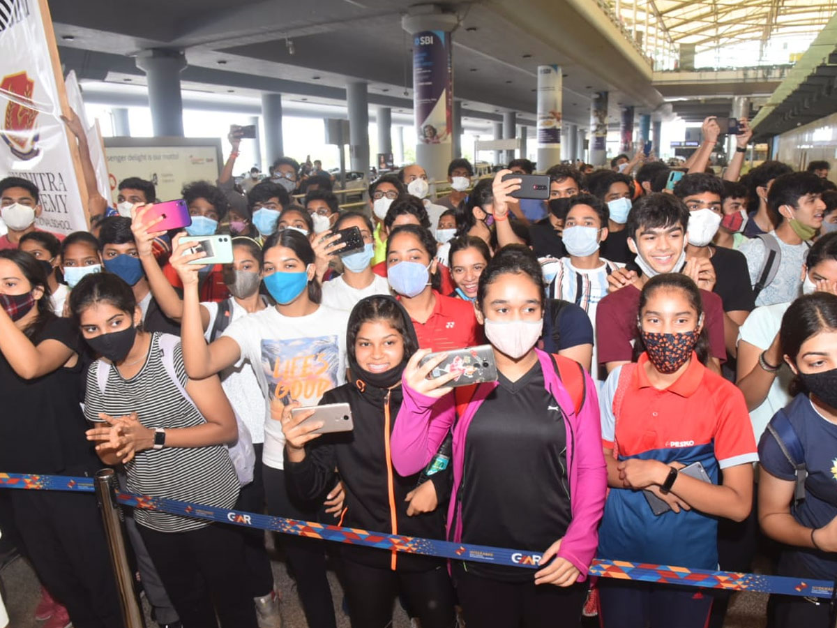 Pv Sindhu Gets Grand welcome In Shamshabad Airport After Tokyo Olympics Photo Gallery - Sakshi11