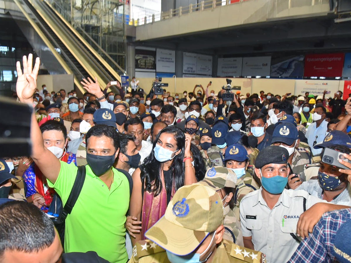 Pv Sindhu Gets Grand welcome In Shamshabad Airport After Tokyo Olympics Photo Gallery - Sakshi12