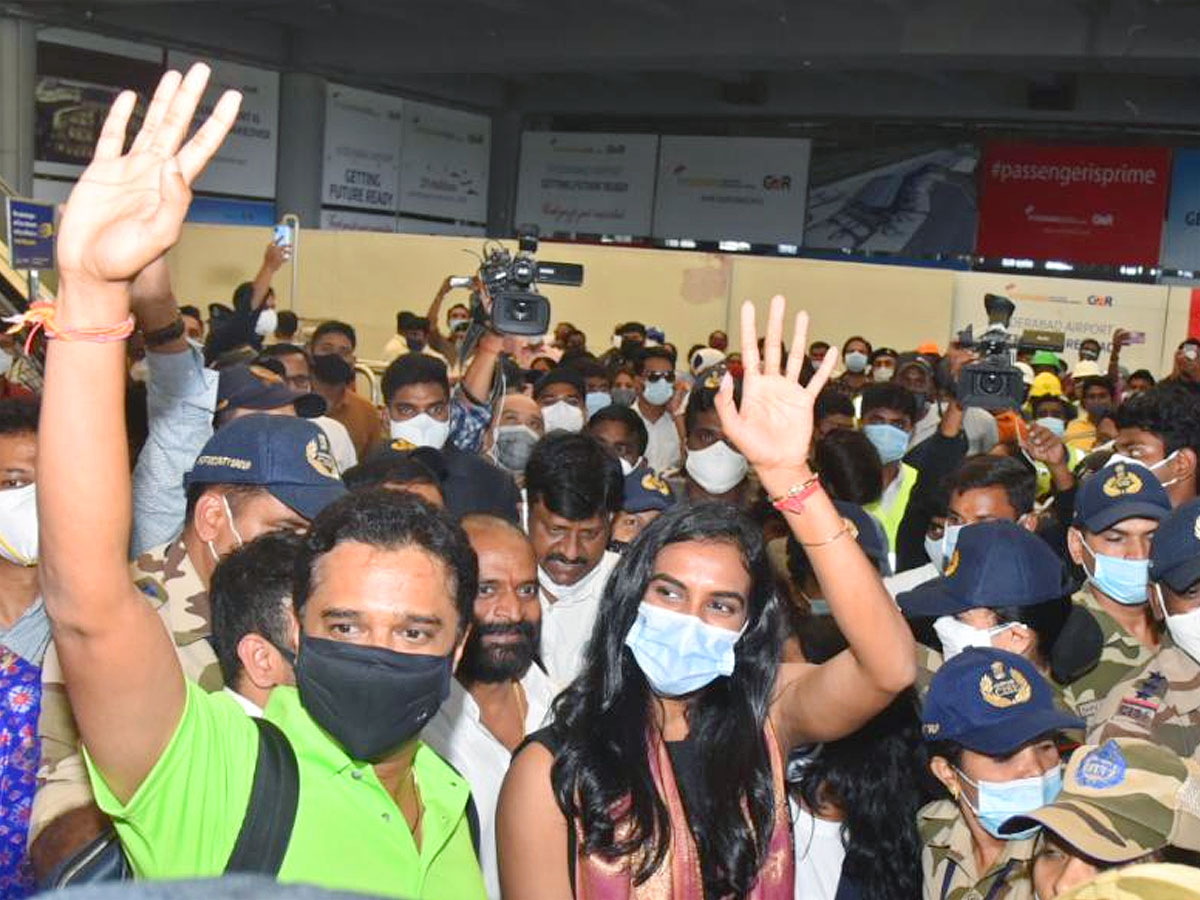 Pv Sindhu Gets Grand welcome In Shamshabad Airport After Tokyo Olympics Photo Gallery - Sakshi13