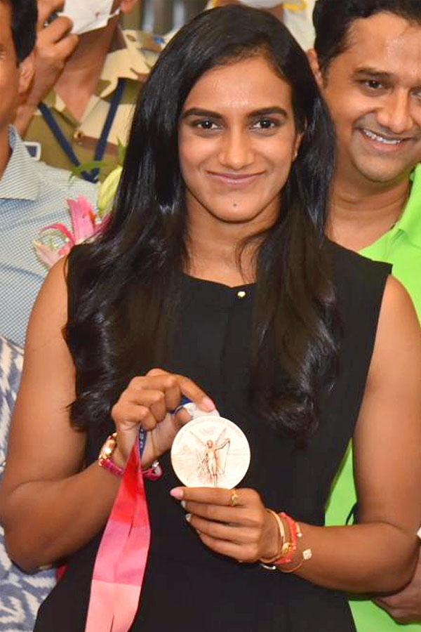 Pv Sindhu Gets Grand welcome In Shamshabad Airport After Tokyo Olympics Photo Gallery - Sakshi14
