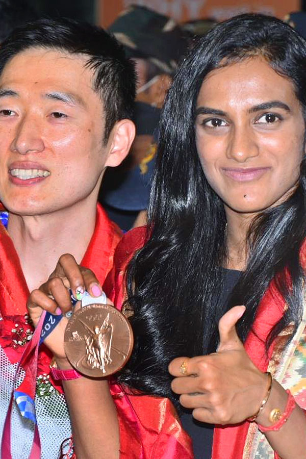 Pv Sindhu Gets Grand welcome In Shamshabad Airport After Tokyo Olympics Photo Gallery - Sakshi15