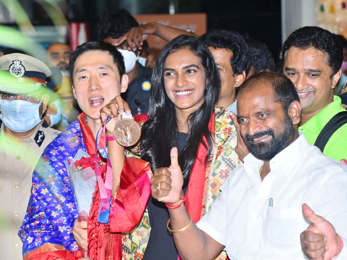 Pv Sindhu Gets Grand welcome In Shamshabad Airport After Tokyo Olympics Photo Gallery - Sakshi2