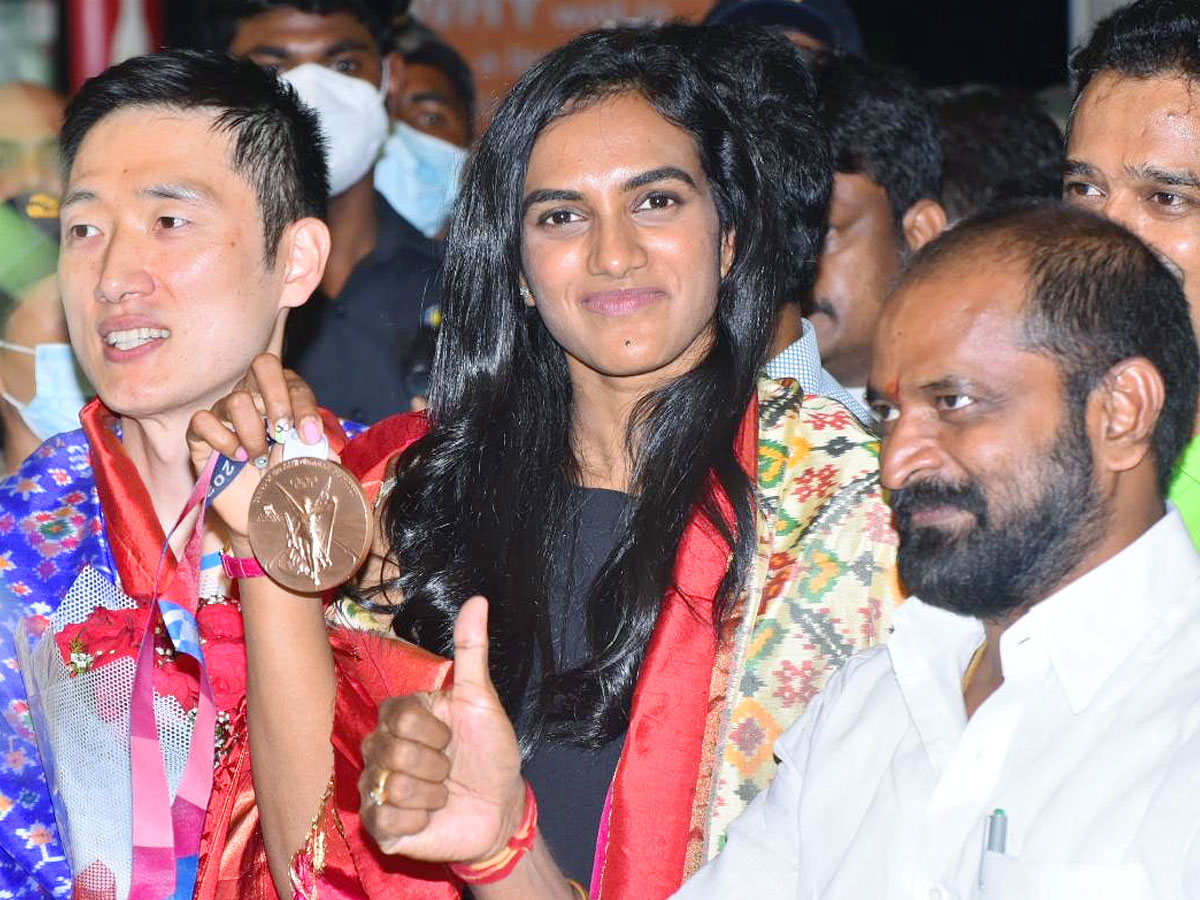 Pv Sindhu Gets Grand welcome In Shamshabad Airport After Tokyo Olympics Photo Gallery - Sakshi3