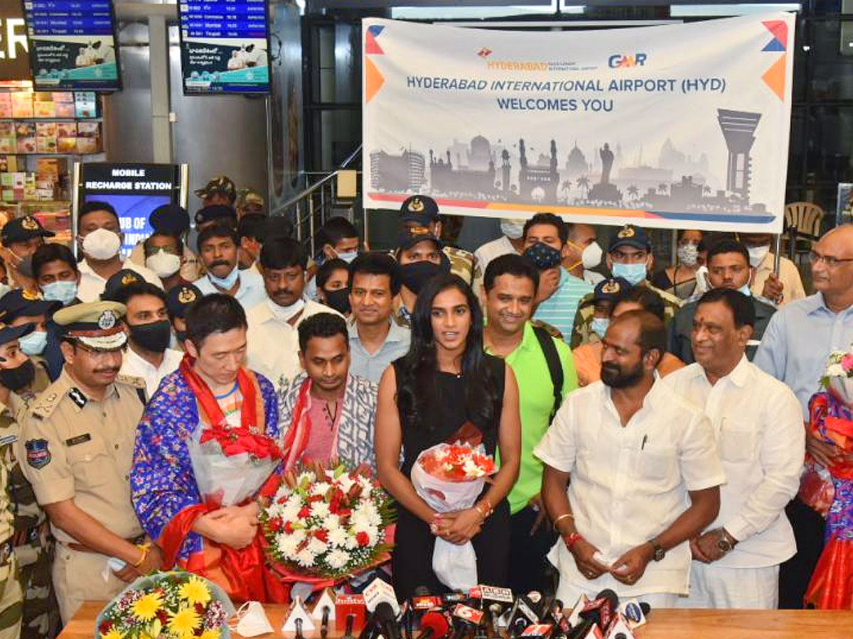 Pv Sindhu Gets Grand welcome In Shamshabad Airport After Tokyo Olympics Photo Gallery - Sakshi4