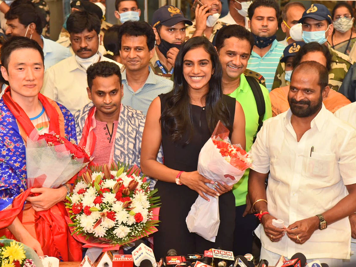 Pv Sindhu Gets Grand welcome In Shamshabad Airport After Tokyo Olympics Photo Gallery - Sakshi5