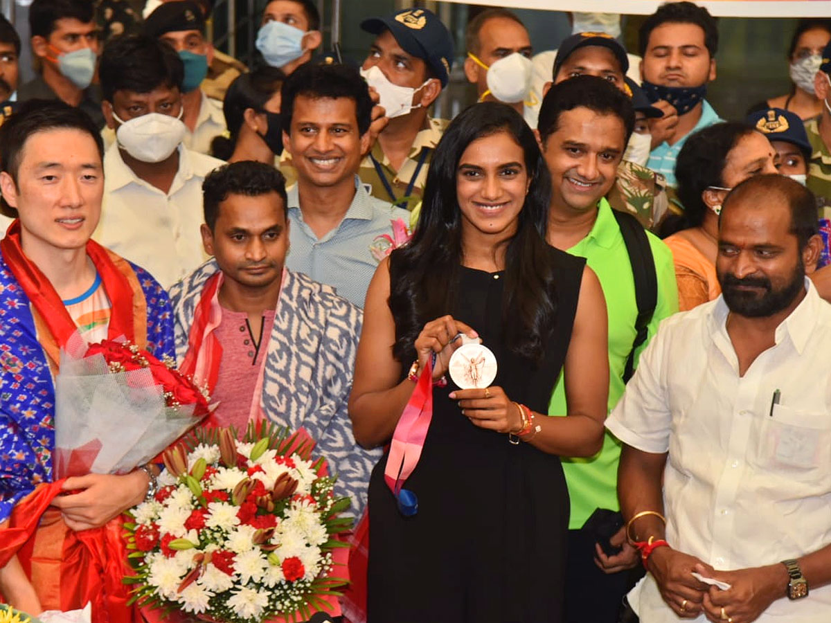 Pv Sindhu Gets Grand welcome In Shamshabad Airport After Tokyo Olympics Photo Gallery - Sakshi6