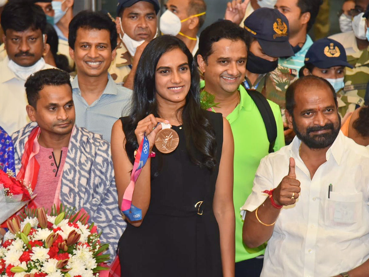 Pv Sindhu Gets Grand welcome In Shamshabad Airport After Tokyo Olympics Photo Gallery - Sakshi7