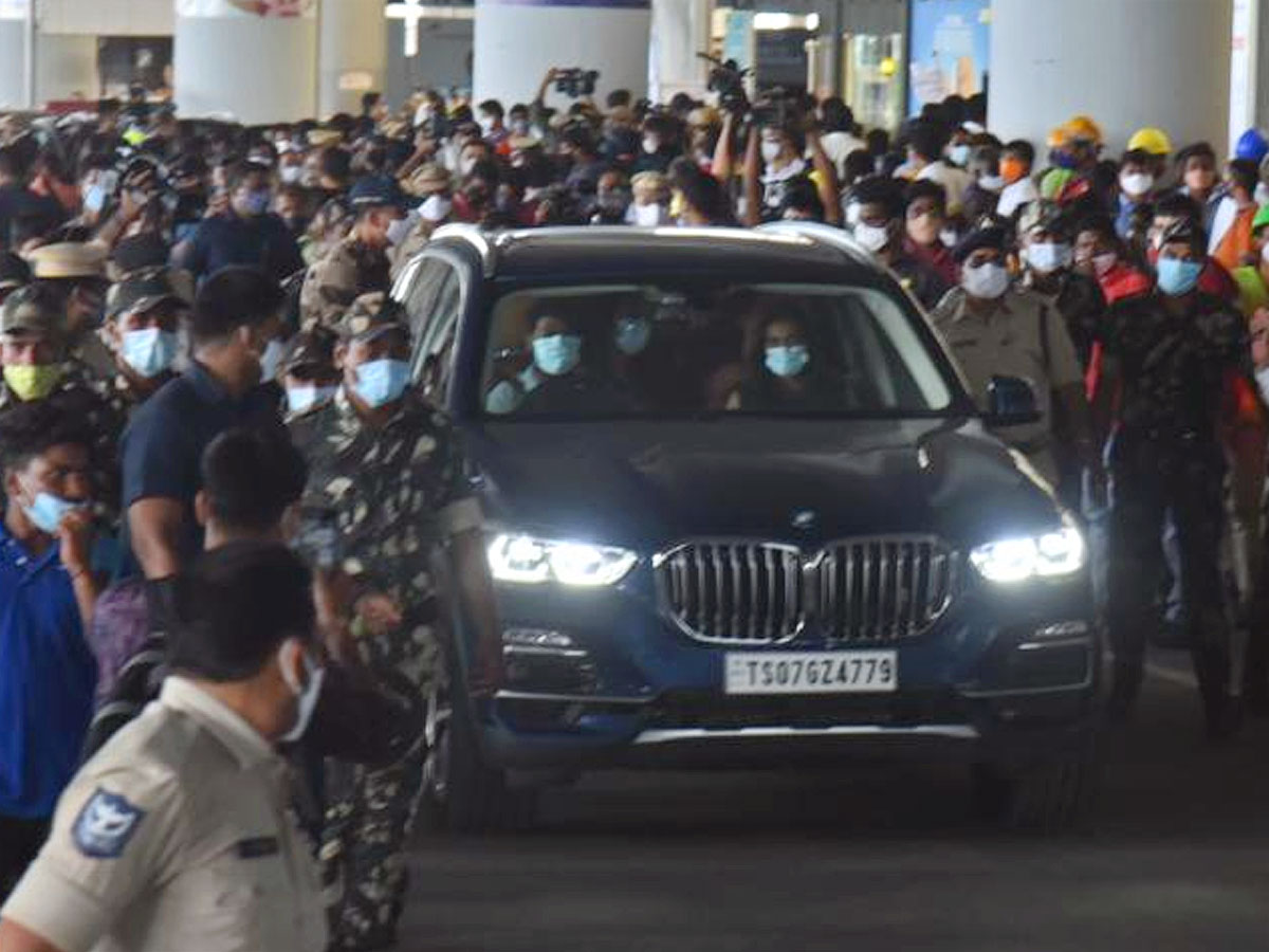 Pv Sindhu Gets Grand welcome In Shamshabad Airport After Tokyo Olympics Photo Gallery - Sakshi9