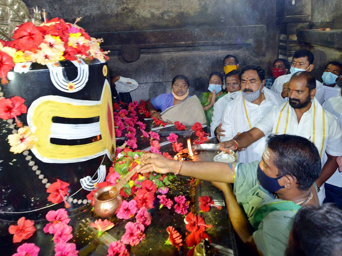 Telangana ministers visit UNESCO recognized Ramappa Temple Photo Gallery - Sakshi11