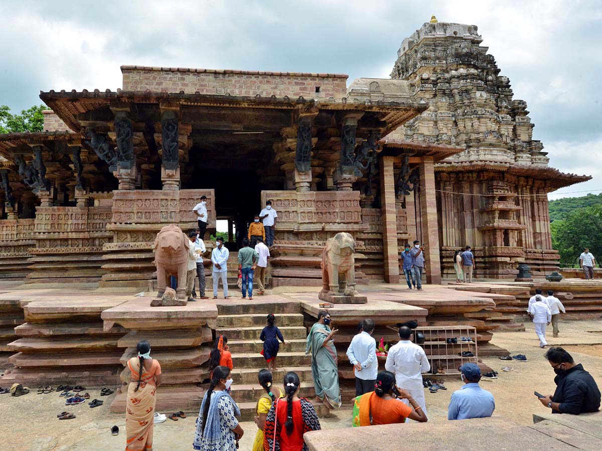 Telangana ministers visit UNESCO recognized Ramappa Temple Photo Gallery - Sakshi14