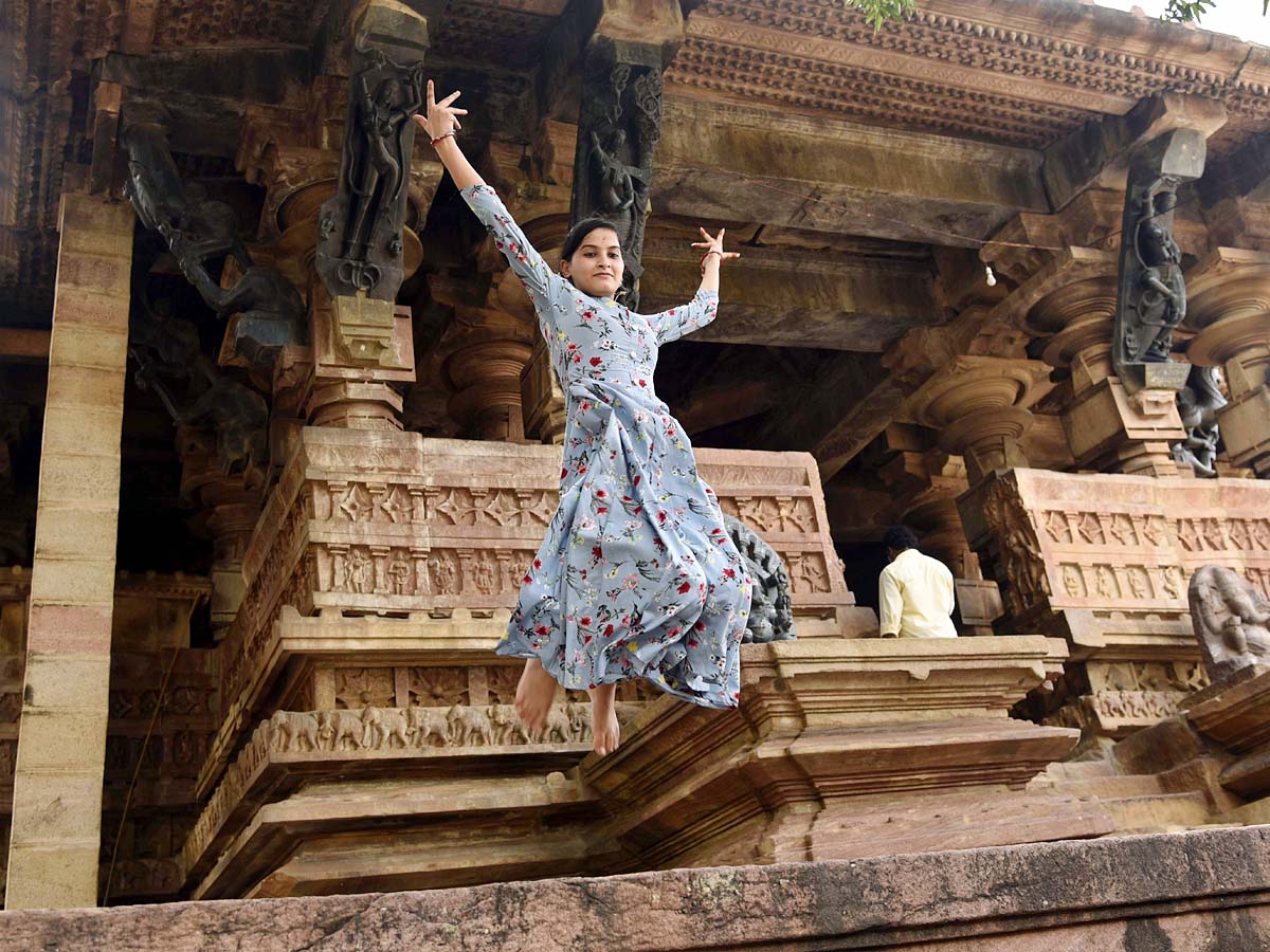 Telangana ministers visit UNESCO recognized Ramappa Temple Photo Gallery - Sakshi2