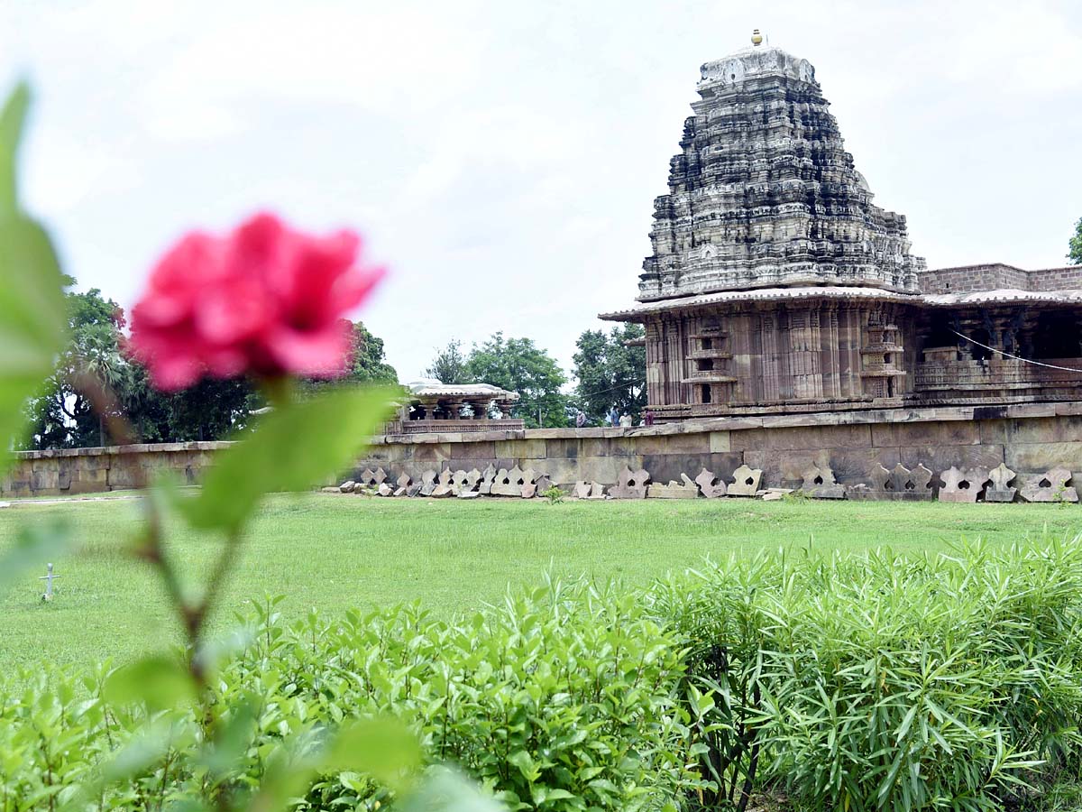 Telangana ministers visit UNESCO recognized Ramappa Temple Photo Gallery - Sakshi17