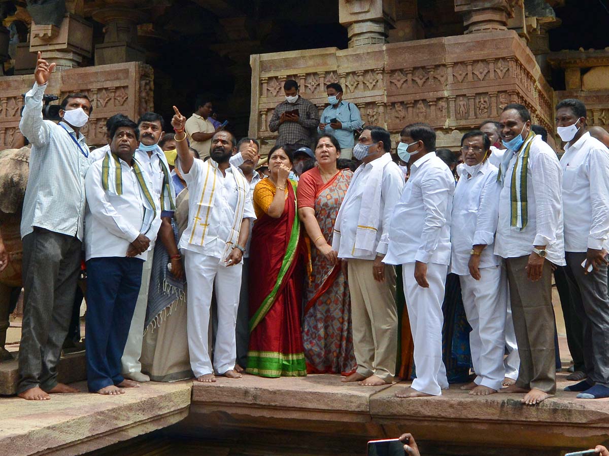 Telangana ministers visit UNESCO recognized Ramappa Temple Photo Gallery - Sakshi9