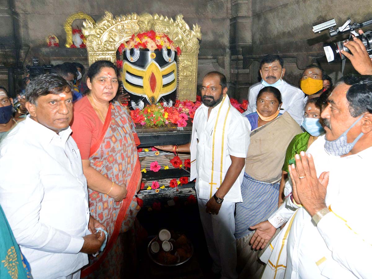 Telangana ministers visit UNESCO recognized Ramappa Temple Photo Gallery - Sakshi10