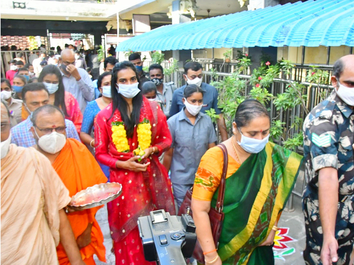 PV Sindhu visits Vijayawada Kanakadurga temple Photo Gallery - Sakshi1