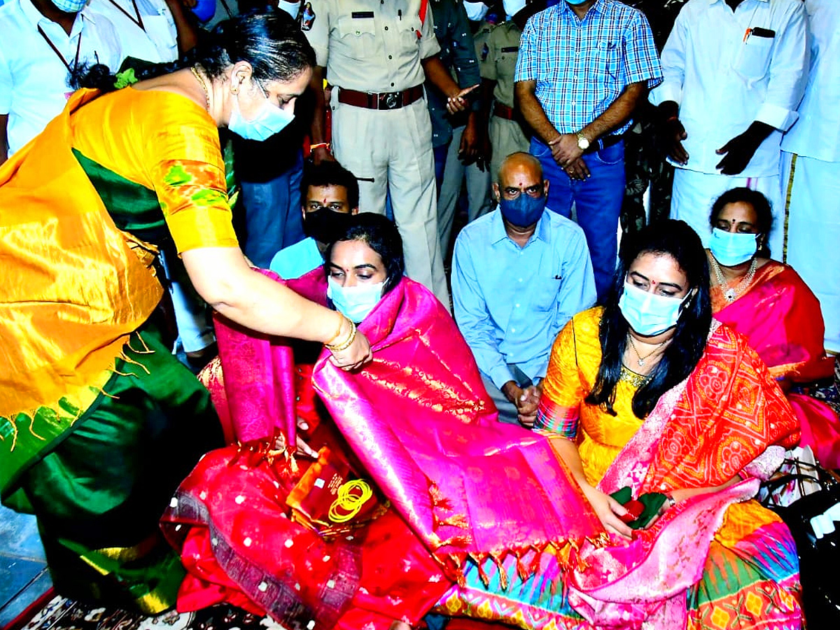 PV Sindhu visits Vijayawada Kanakadurga temple Photo Gallery - Sakshi3