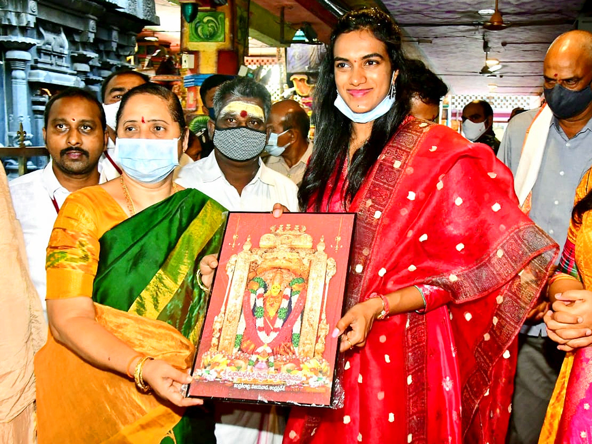 PV Sindhu visits Vijayawada Kanakadurga temple Photo Gallery - Sakshi6