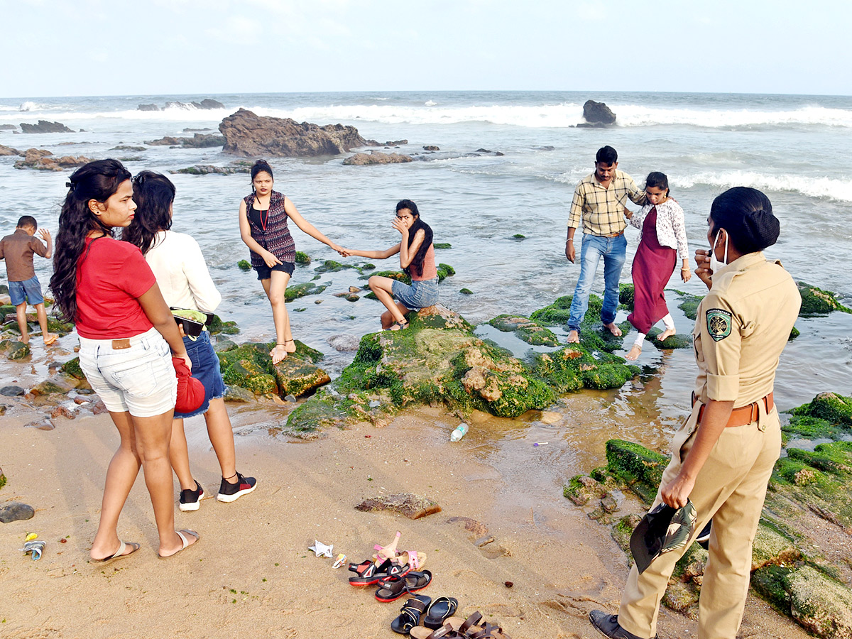 visakhapatnam beach images - Sakshi1