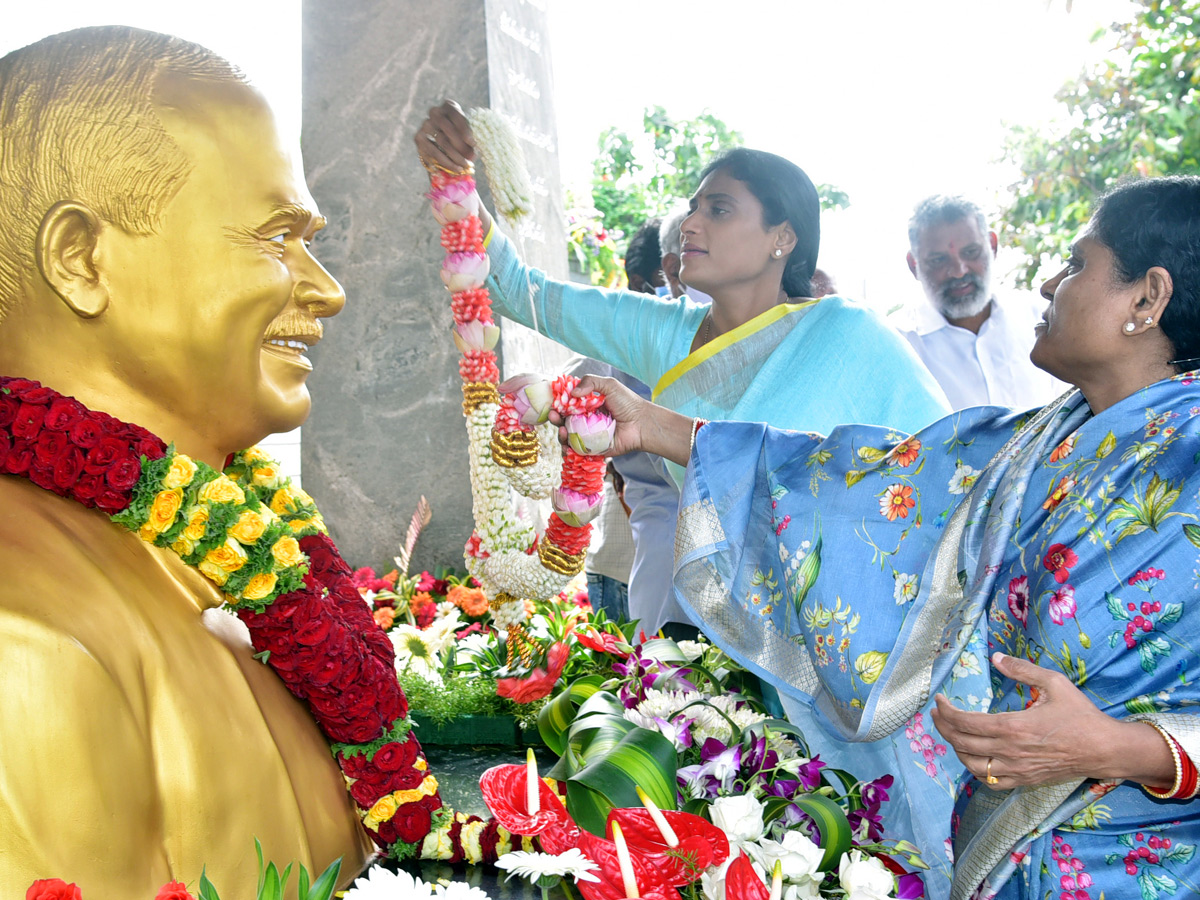 CM YS Jagan & His Family Pays Tribute To Dr YSR at YSR Ghat - Sakshi17
