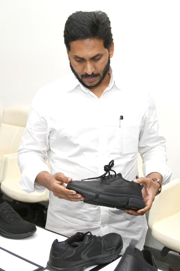 CM YS Jagan inspected Quality School Bags and Shoes Photos - Sakshi8