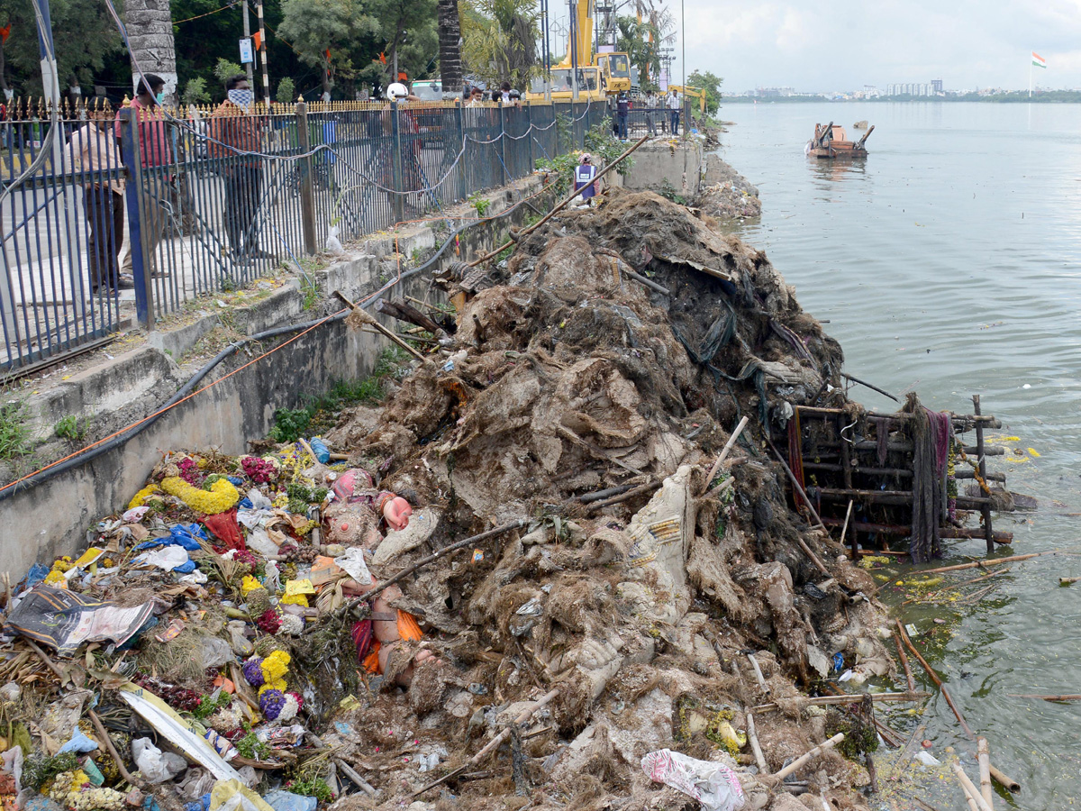 Cleaning Process Of Ganesh Idols In Hussain Sagar - Sakshi1