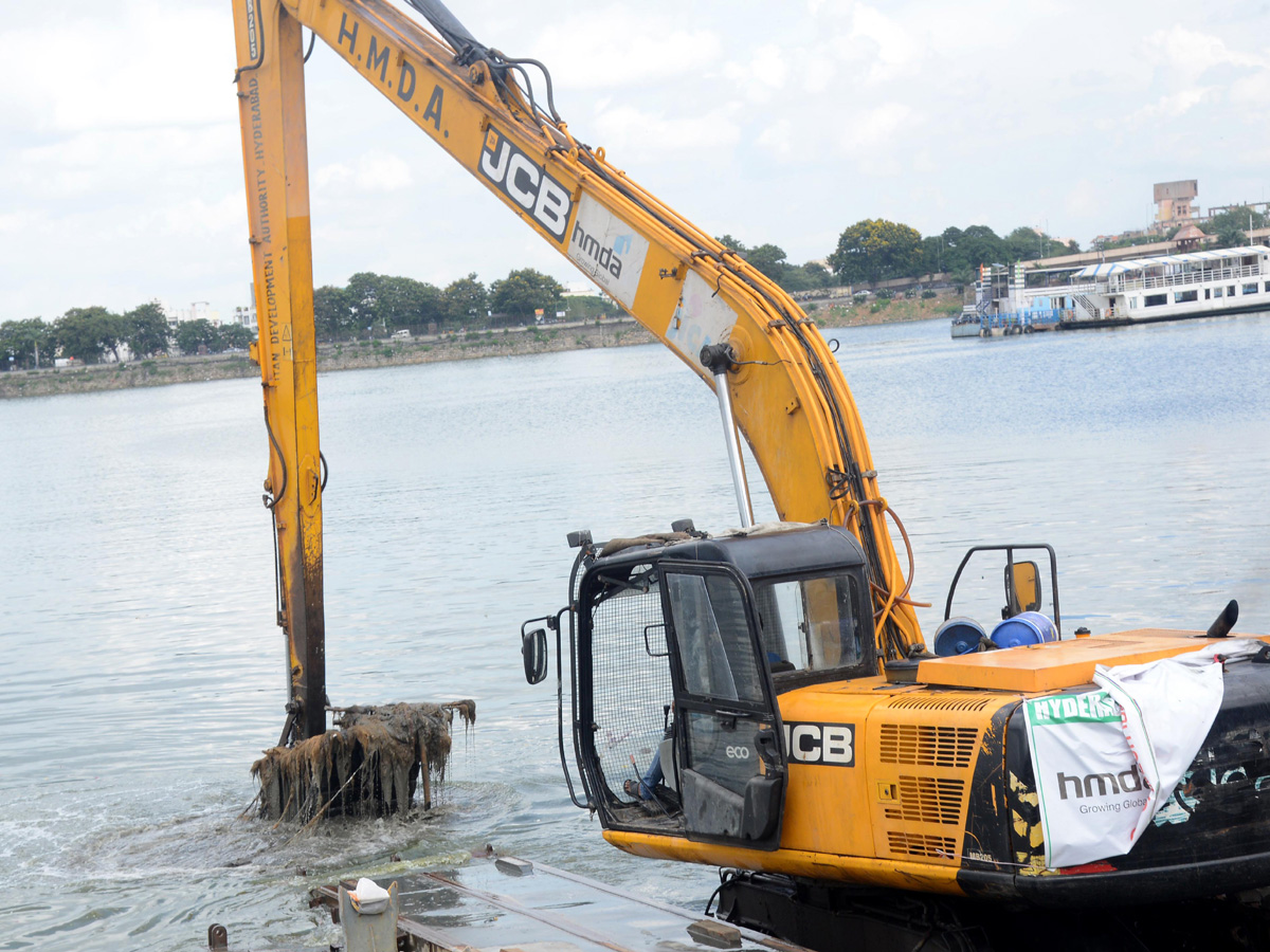 Cleaning Process Of Ganesh Idols In Hussain Sagar - Sakshi2