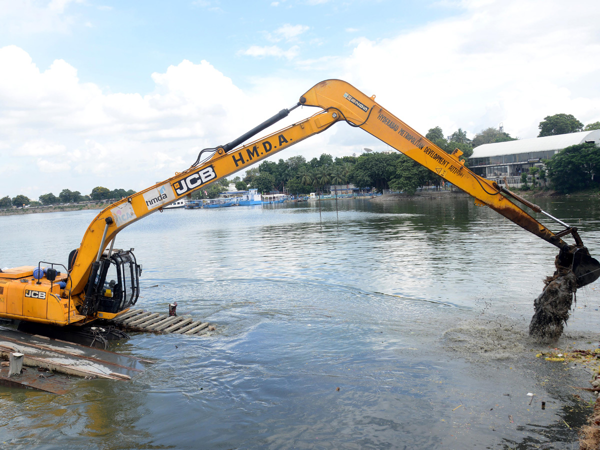 Cleaning Process Of Ganesh Idols In Hussain Sagar - Sakshi3