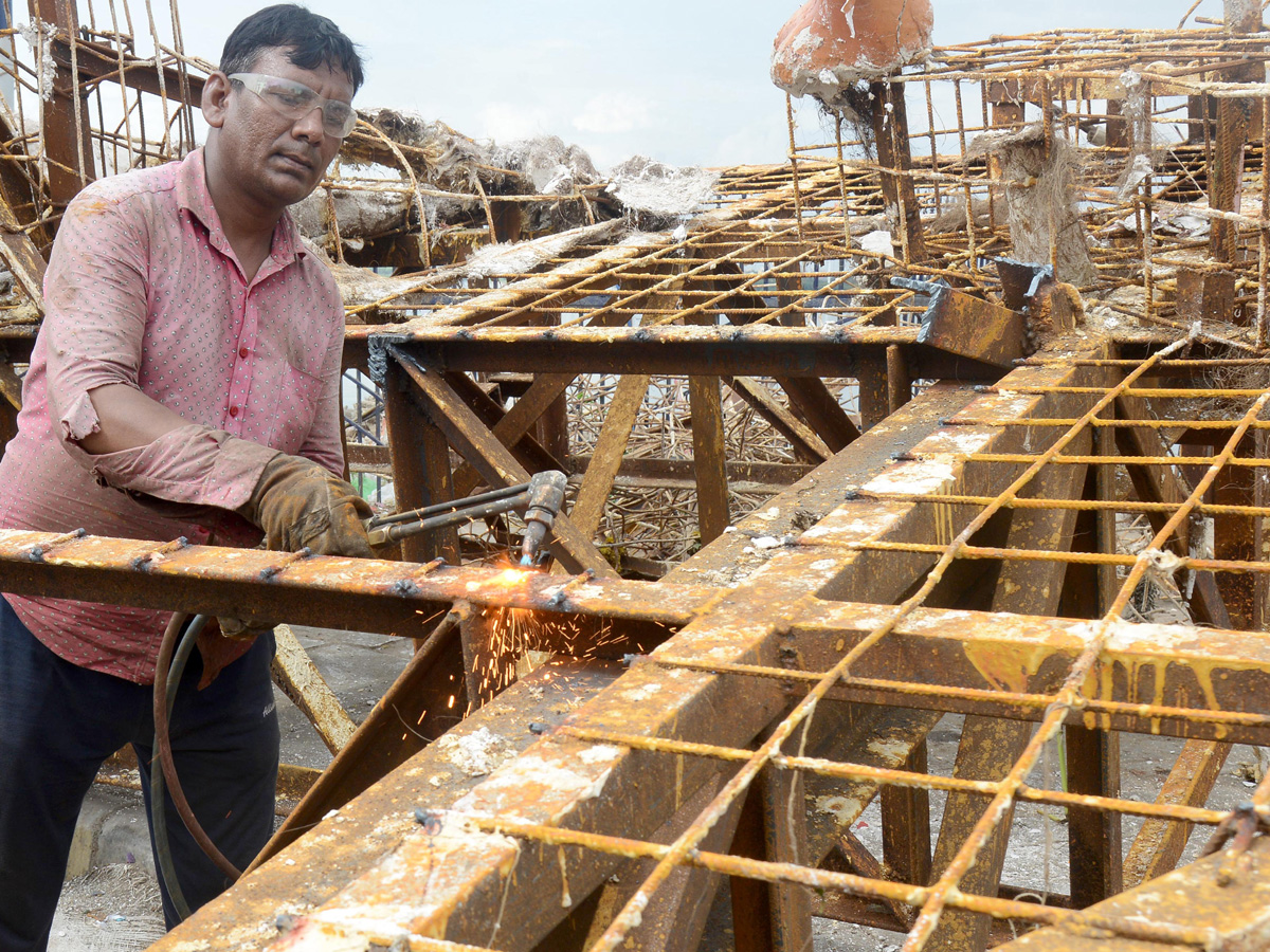 Cleaning Process Of Ganesh Idols In Hussain Sagar - Sakshi6
