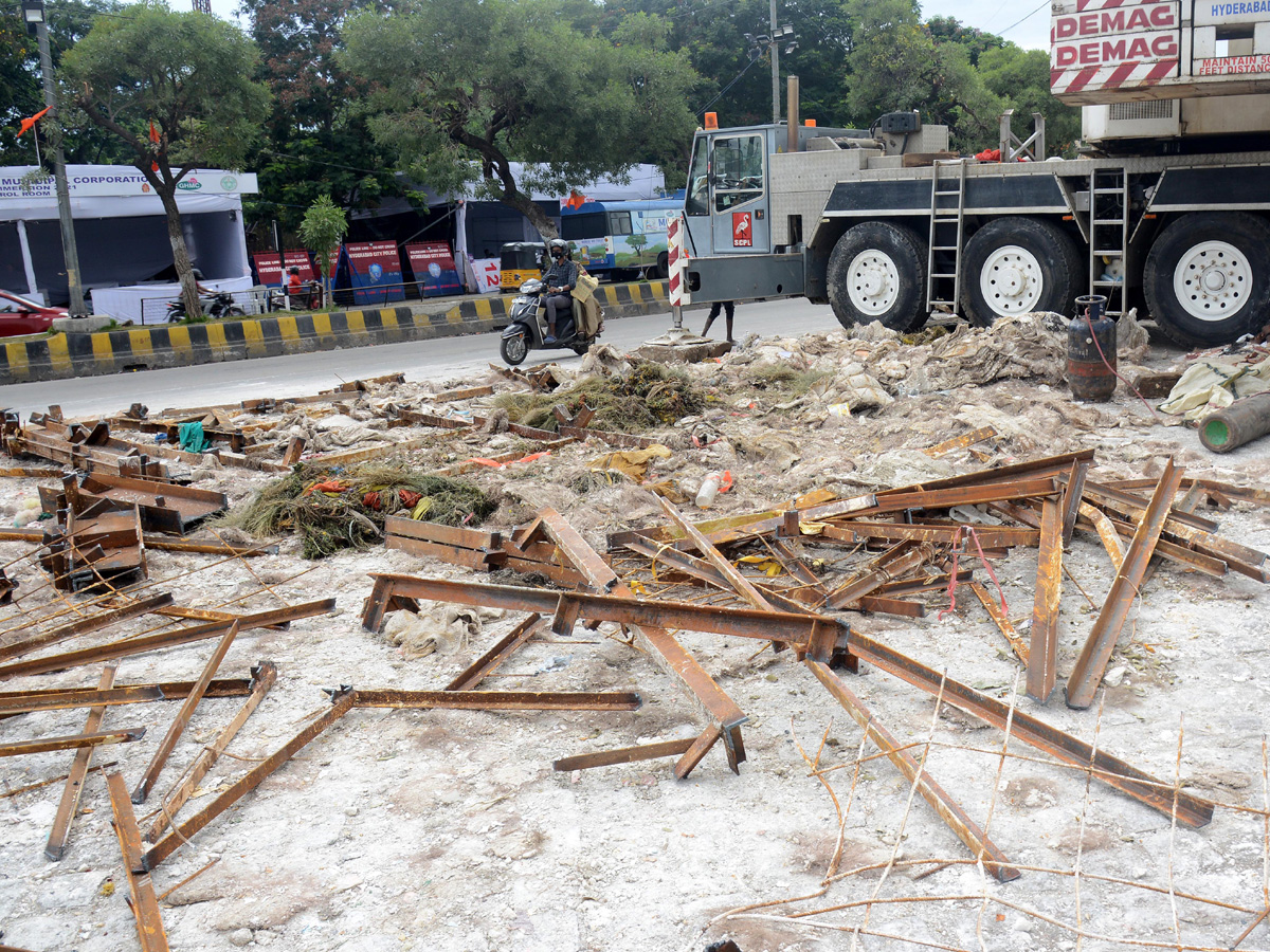 Cleaning Process Of Ganesh Idols In Hussain Sagar - Sakshi8