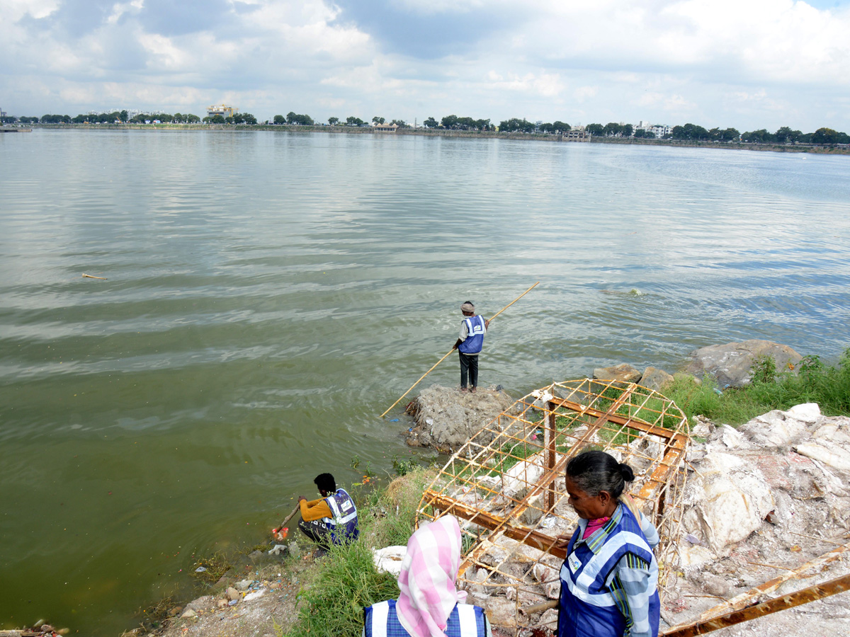 Cleaning Process Of Ganesh Idols In Hussain Sagar - Sakshi9