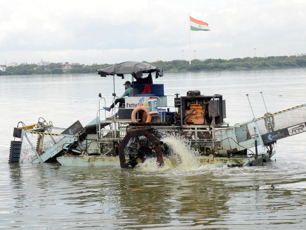 Cleaning Process Of Ganesh Idols In Hussain Sagar - Sakshi13